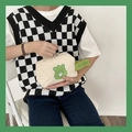 Détail de la trousse à maquillage en polaire crème avec broderie Care Bears et sangle - Ours Coeur (Vert)