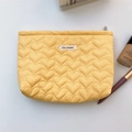 Dettaglio della borsa cosmetica gialla trapuntata a cuori con cerniera in metallo - Giallo