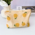 Dettaglio della trousse in tessuto jacquard con motivi a sbalzo di arance e mele - Mela Gialla