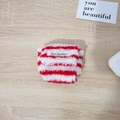 Detail van rood-wit gestreept pluchen tasje met MAY RABBIT label op houten tafel - Lange Koord Pluche Rood-Witte Strepen