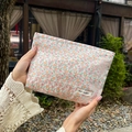 Trousse à maquillage à motif floral rose doux tenue par les mains avec fermeture éclair - Jeune Fleur