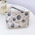 Dettaglio del tessuto jacquard con girasoli su una borsa porta trucchi beige - Fiori Blu Grigio