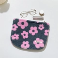 Dettaglio della borsa cosmetica in peluche con fiori rosa ed etichetta del marchio - Fiore Rosa