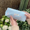 Detail van de blauw-wit geruite canvas etui met roze strik en ritssluiting buiten - Blauw