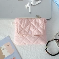 Makroaufnahme einer rosa gesteppten Mini-Tasche mit sicherem Druckknopf und Reißverschluss - Gestepptes Plissiertes Hellrosa