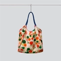 Florale Canvas-Tragetasche in Off-White mit blauen Seilgriffen und bunten Blumenmustern - Rot und Grün Floral