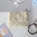 Detail der beige gesteppten Mini-Tasche mit Druckknopf und Reißverschluss zur Aufbewahrung - Gestepptes Plissiertes Khaki