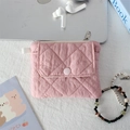 Nahaufnahme der rosa gesteppten Mini-Tasche mit Druckknopf und silbernem Metall-Reißverschluss - Gestepptes Plissiertes Rosa