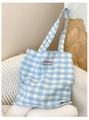 Dettaglio del testo ricamato Hopeless Romantic su borsa tote in tela a quadretti - Spalla con Fiocco Quadri Blu