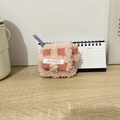 Detail van roze geruit pluche oortelefoonzakje met een paars koord en merklogo - Korte Koord Pluche Roze Schaakbord