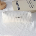 Détail de la trousse en toile à pois noirs avec étiquette brodée May Rabbit - Petit Pois Blanc Cassé