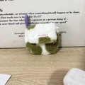 Detail van pluche oortelefoonhoesje met groene koeienprint en paars gevlochten koord - Korte Koord Pluche Groen & Wit Koeienprint