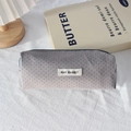 Gros plan détaillé d'une trousse à pois gris avec fermeture éclair et étiquette en tissu - Petit Pois Gris Clair