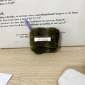Detail van pluche oortelefoonhoesje met paarse gevlochten lus en Mayrabbit-label - Korte Koord Pluche Donkerbruin Groen Mix