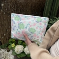 Gros plan détaillé d'une trousse à maquillage en coton fleuri avec étiquette de marque - Vert Floral Gelsang