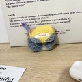 Detail van pluche lamswollen oortelefoonhoesje met patchwork design en koordje - Korte Koord Pluche Geel Blauw Grijs Ruitpatroon