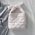 Détails du sac matelassé rose avec motif cœurs, grande poignée nœud et bouton pression - Rose Clair