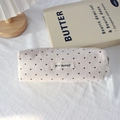 Vue détaillée d'une trousse en toile beige avec motif cœur et étiquette de marque tissée - Blanc Cassé avec Cœurs Bruns