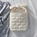 Détail du sac à main matelassé crème avec broderie cœur et poignée en forme de nœud - Blanc Cassé