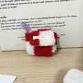 Detail van rood-wit geruite pluche oortelefoonhoes met paars gevlochten koord - Korte Koord Pluche Rood & Wit Ruit