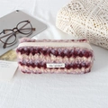 Dettaglio dell'astuccio in peluche con motivi ondulati e cerniera superiore lampo - Pile a Righe Rosso Viola