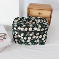 Nahaufnahme von besticktem Gänseblümchen-Muster auf schwarzer gesteppter Kosmetiktasche - Schwarz Besticktes Gänseblümchen