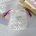 Détail du sac photo en satin blanc matelassé cœur avec fermeture à cordon rose contrastant - Blanc