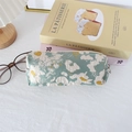 Detailaufnahme des floralen Jacquard-Mäppchens mit grünem Stoff und Schleifen - Eigelb Blume