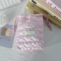Détail de la pochette caméra rose matelassée en satin avec cordon de serrage - Rose