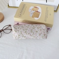 Detailansicht der Federtasche mit Blumen-Jacquard-Stickerei und rosa Reißverschluss - Rosa-Grün Floral