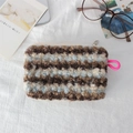 Dettaglio della borsa da trucco in peluche a righe con cerniera argentata e gancio rosa - Pile a Righe Blu Marrone