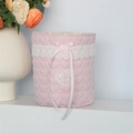 Gros plan d'un sac de rangement rose matelassé avec bordure en dentelle et nœud satin - Cœur en Crêpe Rose