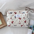 Detail einer gesteppten Kosmetiktasche mit Hundemotiven und Marken-Stoffetikett - Beige Hund