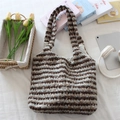 Nahaufnahme der gestreiften Plüsch-Tasche mit weicher Textur in Lifestyle-Umgebung - Blau Braun Gestreiftes Fleece