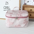 Rosafarbene Jacquard-Kosmetiktasche mit Reliefstruktur, Tragegriff und Doppelreißverschluss - Rosa Hintergrund Schleife