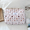 Detailansicht einer rosa gesteppten Kosmetiktasche mit niedlichen Cartoon-Bär-Motiven - Bär mit rotem Hut auf rosa Grund