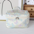 Nahaufnahme der Schmetterlings-Jacquard-Kosmetiktasche mit goldenem Doppelreißverschluss - Bunter Schmetterling