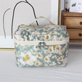 Nahaufnahme der floralen Jacquard-Kosmetiktasche mit Tragegriff und Doppelreißverschluss - Eigelb Blume