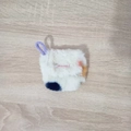 Witte pluchen oortelefoonhoes met donkerblauwe vlekken en paars geweven bandje - Korte Koord Pluche Wit & Gekleurde Stippen