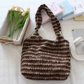 Flachbild einer gestreiften Plüschtasche mit Alltagsgegenständen wie Tablet und Blumen - Brauner Kaffee Gestreiftes Fleece