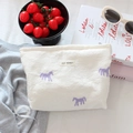 Detail aus Satin-Jacquard-Stoff mit lila Pony-Stickerei und gewebtem Markenetikett - Weiß Lila Pferd Kosmetiktasche