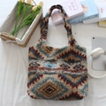 Details der flauschigen Shopper-Tasche mit Ethno-Muster und großem Stauraum für den Alltag - Farbiges Karomuster Fleece