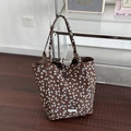 Borsa tote trapuntata marrone con motivo floreale azzurro ed etichetta in tessuto - Stile fiori blu marroni