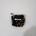 Pluche oortelefoonhoesje met meerkleurig gebreid patroon en label van MAY RABBIT - Korte Koord Pluche Donkergroen Camo Ruit