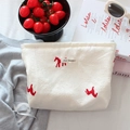 Makroansicht der weißen Jacquard-Kosmetiktasche mit rotem Hasenmuster und gewebtem Etikett - Weiß Rotes Pferd Kosmetiktasche