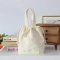 Dettaglio borsa a mano in velluto a coste bianco crema con coulisse e tasca esterna - Bianco Crema