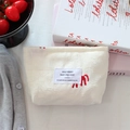 Detail der Make-up-Tasche aus weißem Jacquard mit roter Stickerei und Markenetikett - Weiß Rotes Pferd Lippenstifttasche