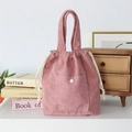 Dettaglio borsa a mano in velluto a coste rosa con coulisse e tasca frontale esterna - Rosa Carne