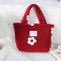 Gros plan détaillé du sac cabas en peluche rouge avec polaire douce et broderie fleurie - Fleur Rouge
