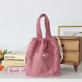 Dettaglio della borsa a secchiello in velluto rosa con tasca frontale e corda di cotone - Rosa Loto